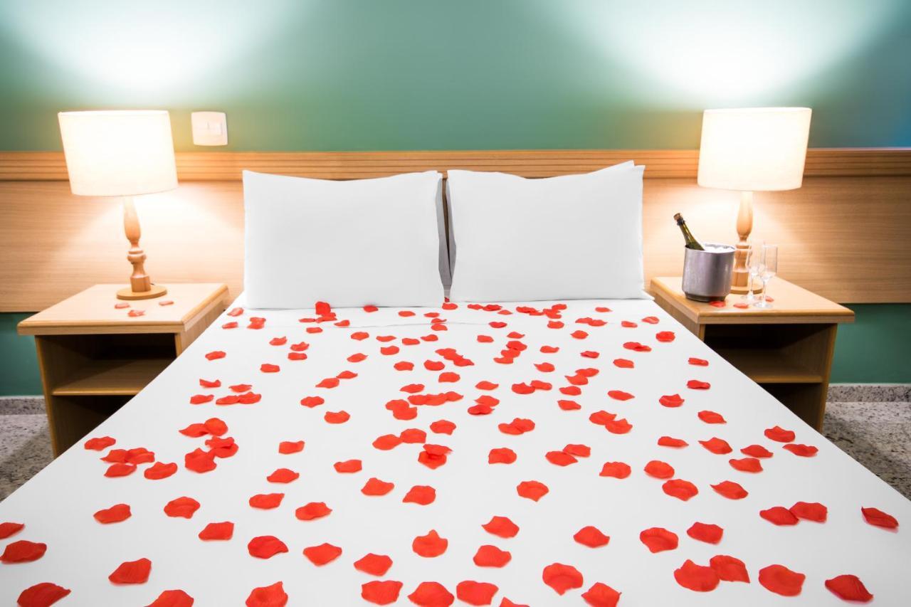 Hotel Golden Park All Inclusive Pocos De Caldas By Nacional Inn Exterior photo Rose petals on a bed