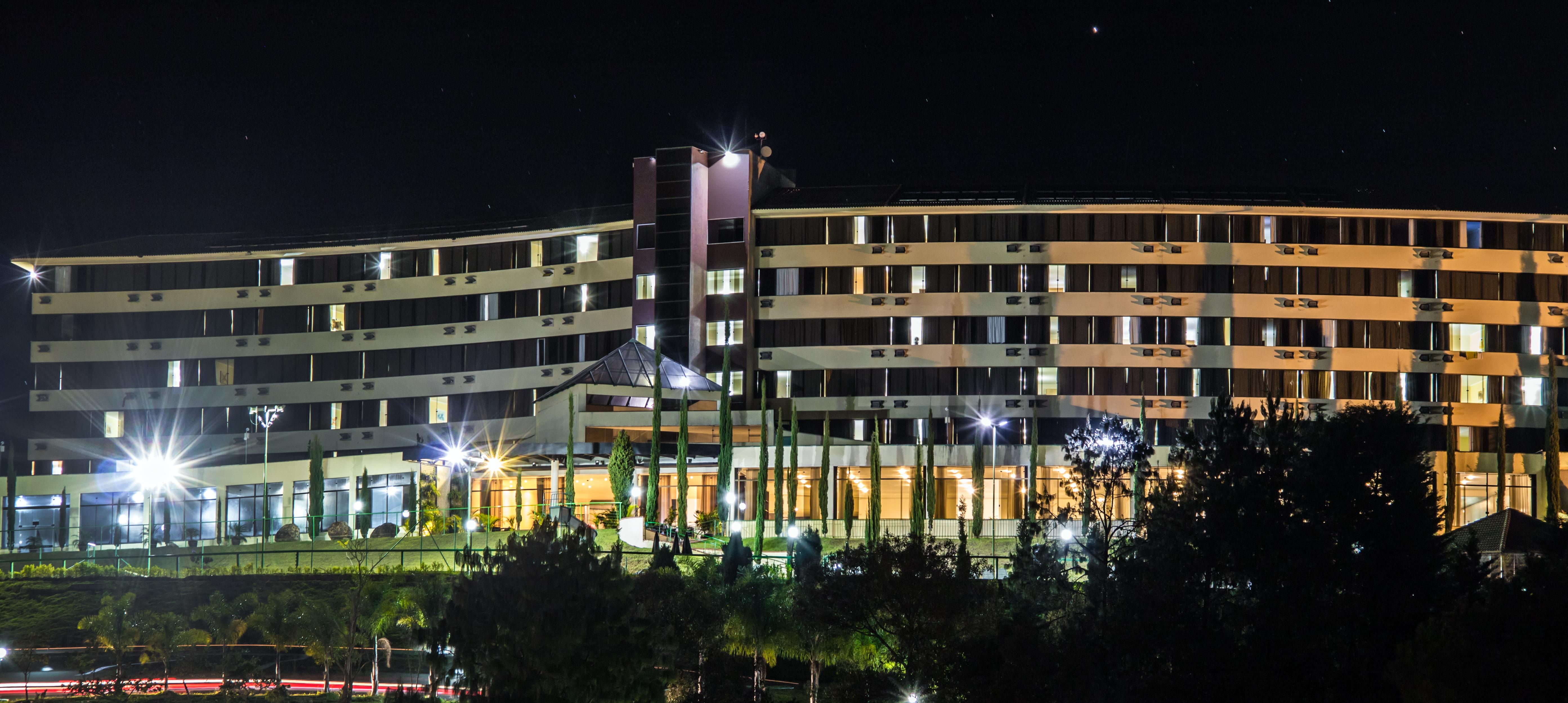 Hotel Golden Park All Inclusive Pocos De Caldas By Nacional Inn Exterior photo The hotel at night