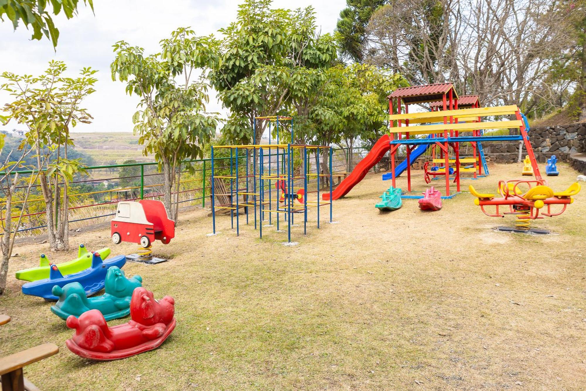 Hotel Golden Park All Inclusive Pocos De Caldas By Nacional Inn Exterior photo Playground in the park