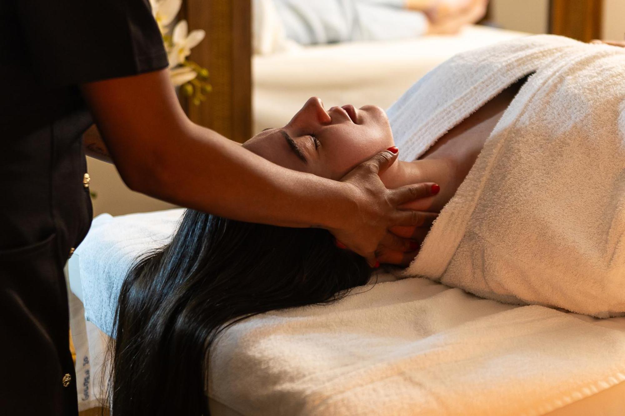 Hotel Golden Park All Inclusive Pocos De Caldas By Nacional Inn Exterior photo A woman receiving a head massage