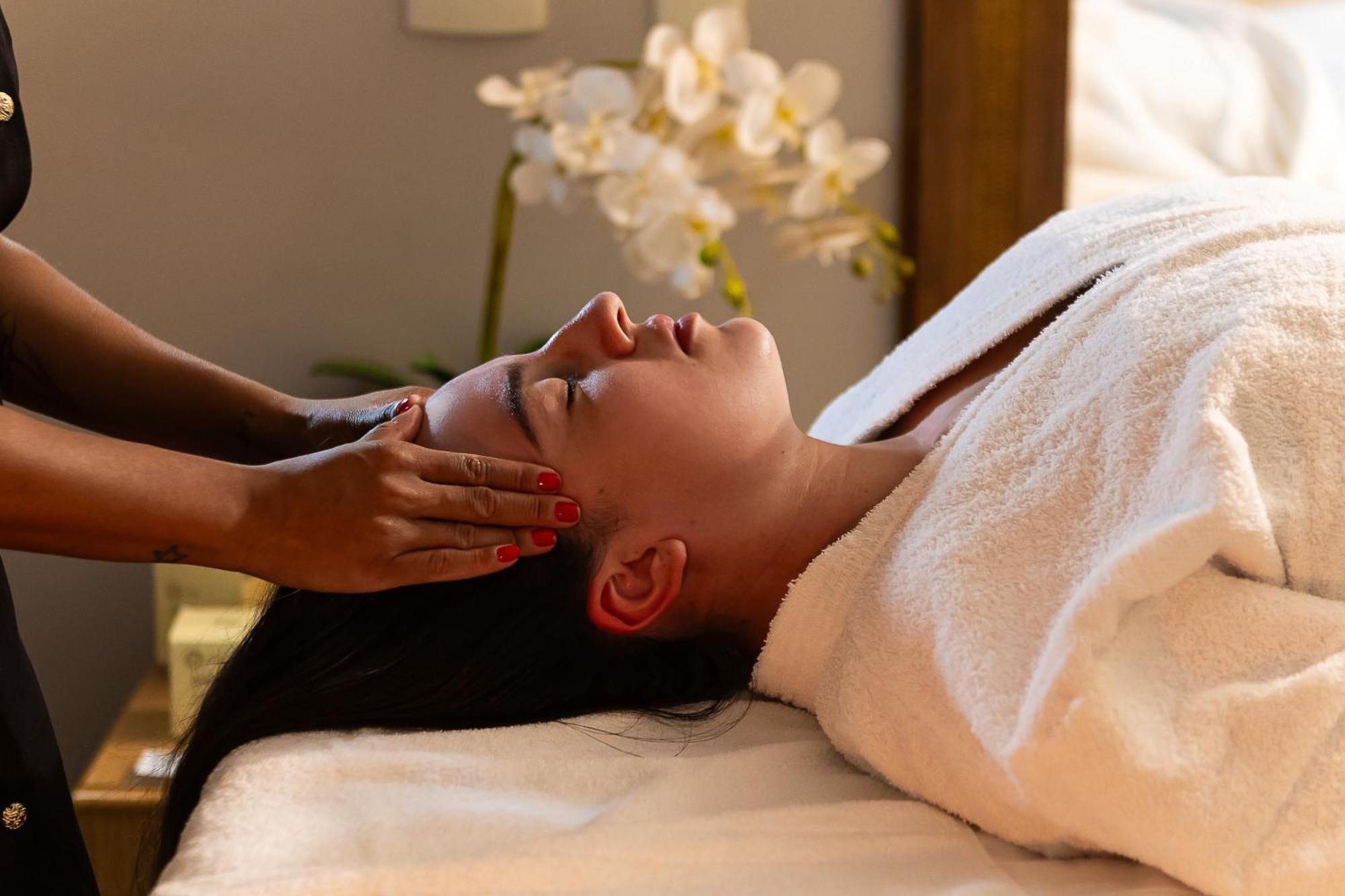 Hotel Golden Park All Inclusive Pocos De Caldas By Nacional Inn Exterior photo A woman receiving a facial massage